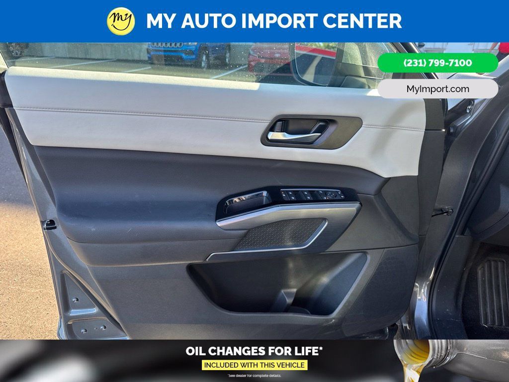 Used 2025 Nissan Pathfinder SL w/ SL Premium Package AWD/4WD image 9