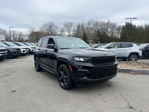 Used 2025 Jeep Grand Cherokee Limited w/ Luxury Tech Group II image 8