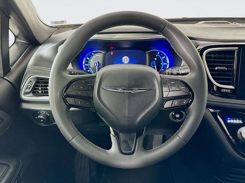 Used 2022 Chrysler Pacifica Touring-L w/ S Appearance Package image 18