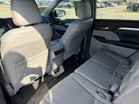 Used 2018 Toyota Highlander XLE image 22