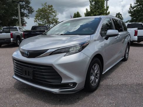 Certified 2025 Toyota Sienna XLE FWD image 2