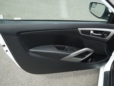 Used 2016 Hyundai Veloster FWD image 25