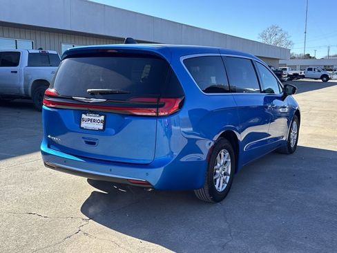 New 2026 Chrysler Pacifica Select image 3