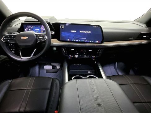Used 2025 Chevrolet Suburban High Country AWD/4WD image 17