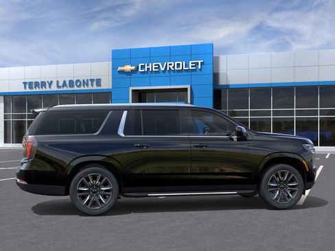 New 2026 Chevrolet Suburban LS w/ LS Custom Edition AWD/4WD image 7