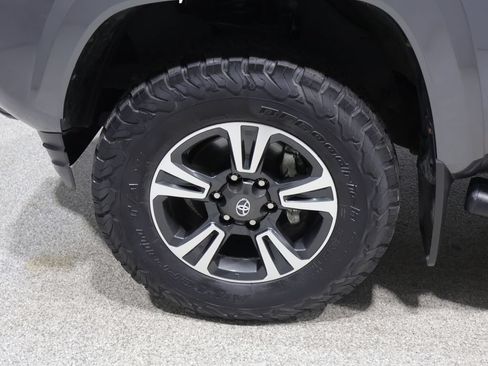 Used 2018 Toyota Tacoma TRD Sport AWD/4WD image 9
