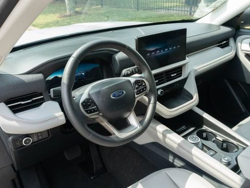 Used 2025 Ford Explorer Active w/ Active Comfort Package RWD image 18