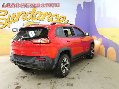 Used 2017 Jeep Cherokee Trailhawk w/ Cold Weather Group AWD/4WD image 8