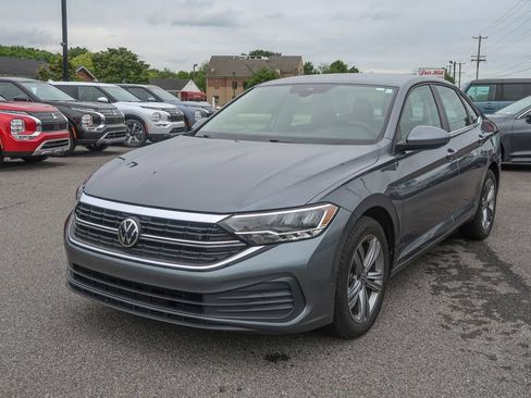 Used 2024 Volkswagen Jetta SE FWD image 4