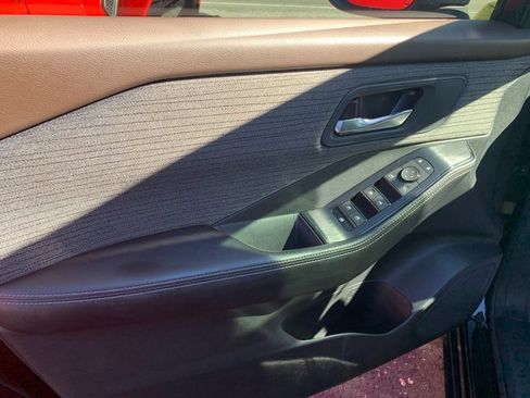 Used 2023 Nissan Rogue SV image 5