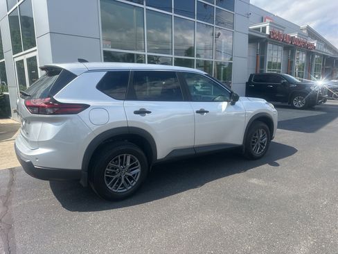 Used 2024 Nissan Rogue S AWD/4WD image 3