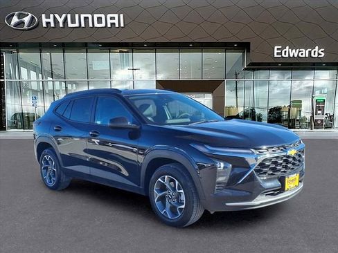 Used 2025 Chevrolet Trax LT w/ LT Convenience Package image 11