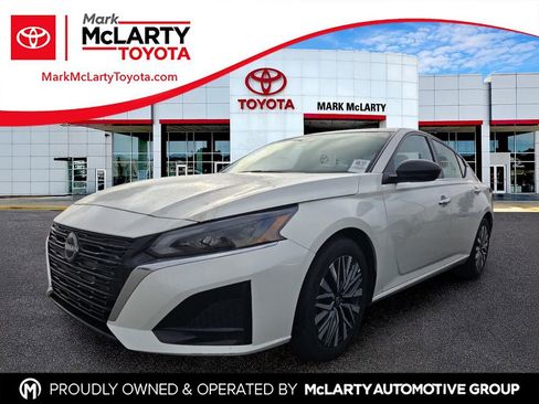 Used 2025 Nissan Altima 2.5 SV FWD image 1