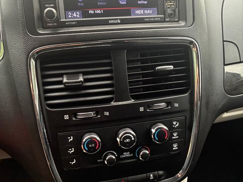 Used 2019 Dodge Grand Caravan SE FWD image 22