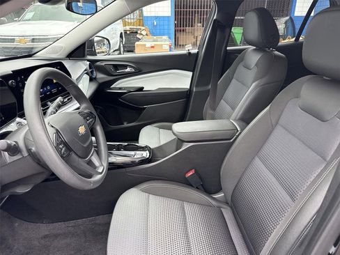 Used 2025 Chevrolet Trax LT FWD image 17