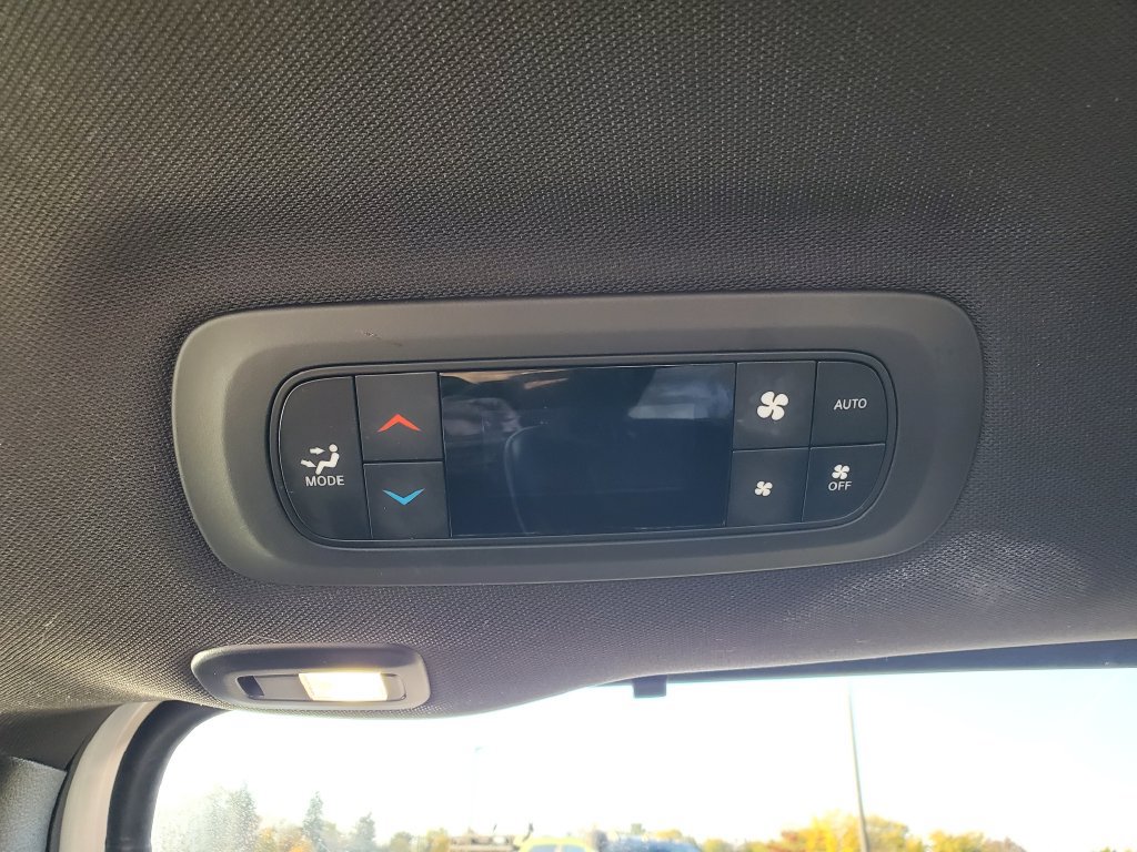 Used 2025 Chrysler Pacifica Limited FWD image 11