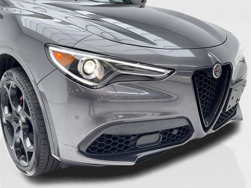 Used 2022 Alfa Romeo Stelvio Veloce image 3
