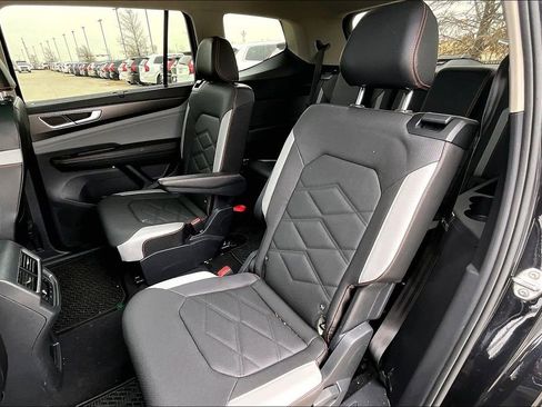 Used 2024 Volkswagen Atlas Peak Edition SE image 32