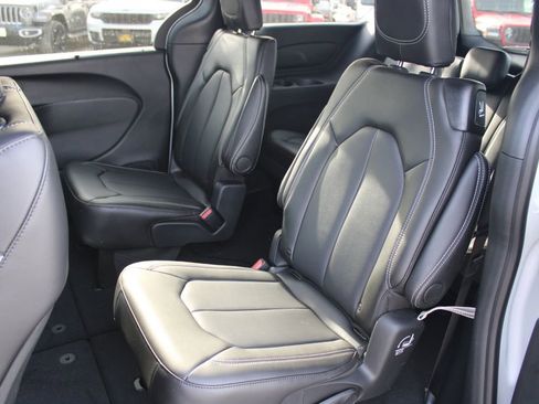 New 2026 Chrysler Pacifica Select image 16