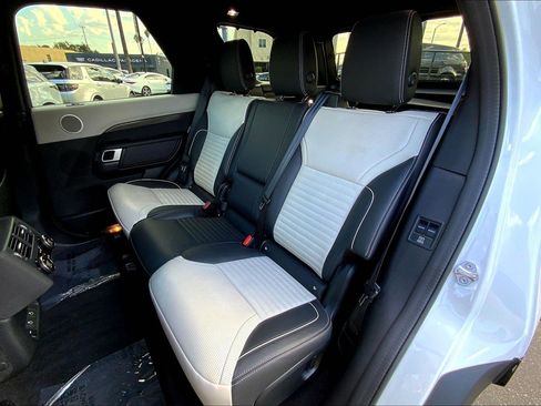 Used 2024 Land Rover Discovery Metropolitan Edition image 20