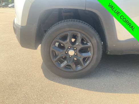 Used 2017 Jeep Renegade Latitude AWD/4WD image 17