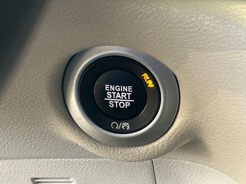 Used 2024 Chrysler Pacifica Touring-L image 42