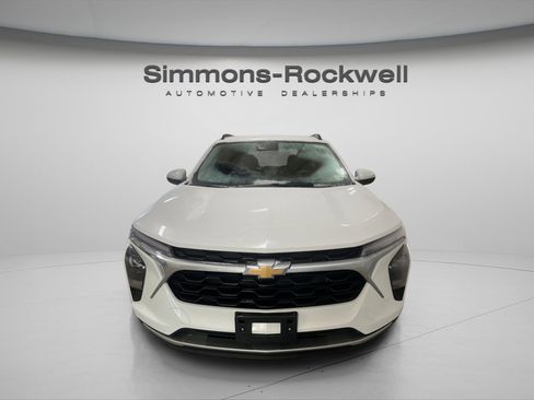 Used 2025 Chevrolet Trax LT w/ LT Convenience Package image 2