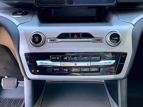 Used 2022 Ford Explorer XLT w/ Equipment Group 202A image 18