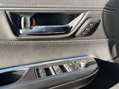 Used 2023 Toyota Venza XLE image 18