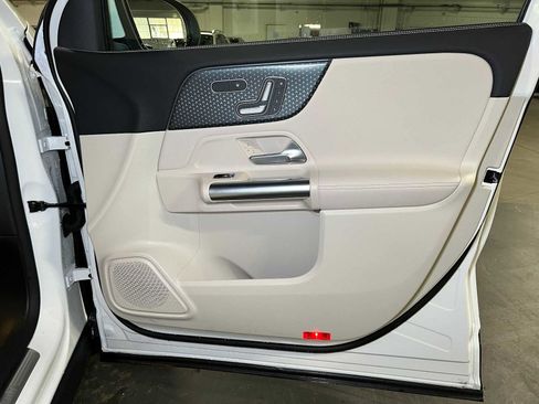 Certified 2025 Mercedes-Benz GLA 250 4MATIC image 10