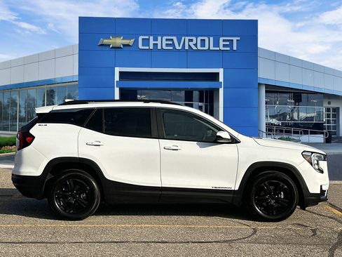 Used 2023 GMC Terrain SLE w/ Driver Convenience Package image 7