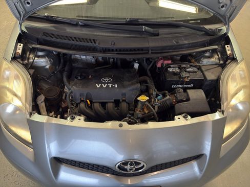 Used 2011 Toyota Yaris 4-Door Hatchback w/ Convenience Pkg FWD image 30