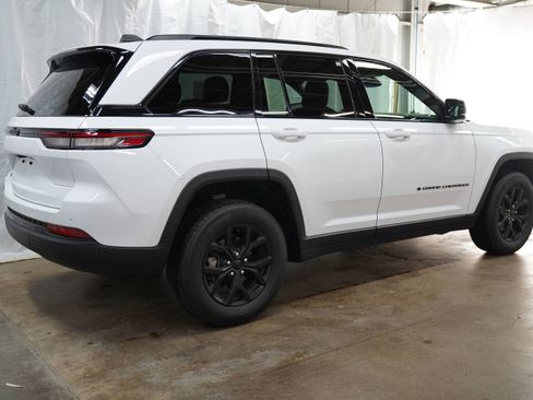 Used 2025 Jeep Grand Cherokee Altitude image 3