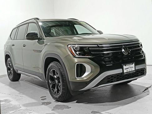Used 2025 Volkswagen Atlas Peak Edition SE AWD/4WD image 35
