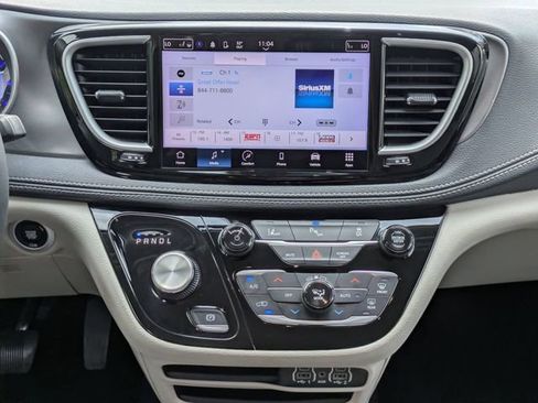 Used 2023 Chrysler Pacifica Touring-L FWD image 20