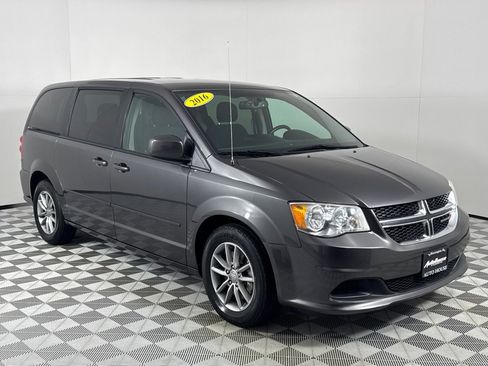 Used 2016 Dodge Grand Caravan SE image 3