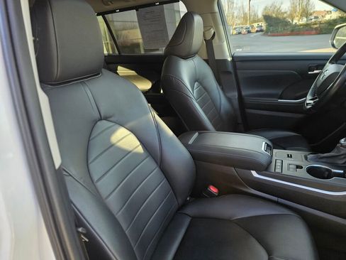 Used 2020 Toyota Highlander XLE image 14