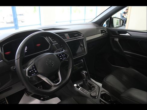 Used 2022 Volkswagen Tiguan SE R-Line AWD/4WD image 12
