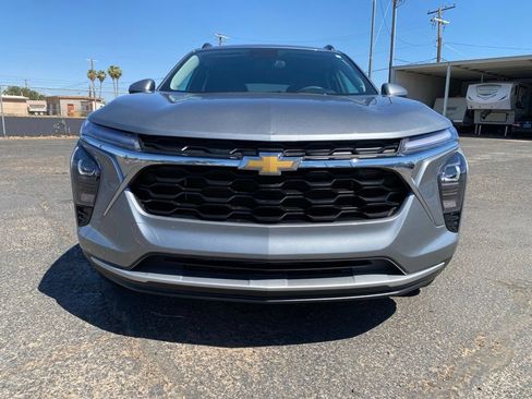 Used 2025 Chevrolet Trax LT FWD image 14