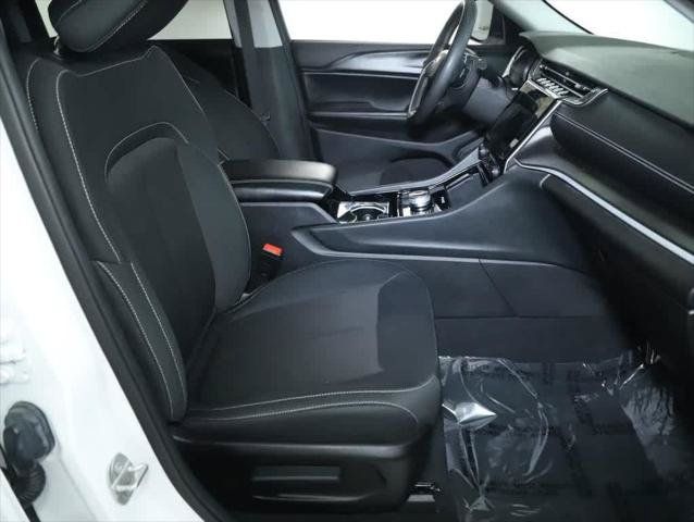 Used 2023 Jeep Grand Cherokee Laredo AWD/4WD image 35