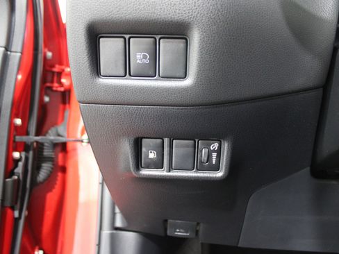 Used 2021 Toyota C-HR XLE image 8