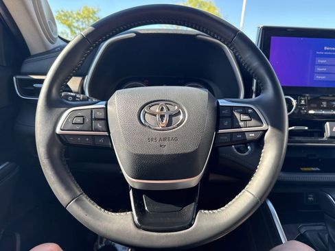 Used 2023 Toyota Highlander Limited AWD/4WD image 12