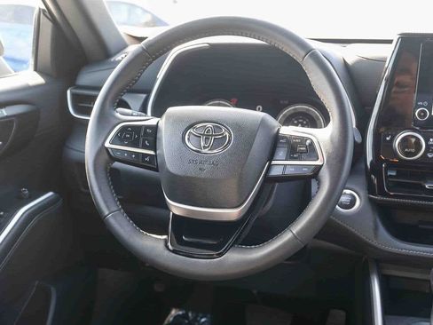 Used 2025 Toyota Highlander XSE AWD/4WD image 16