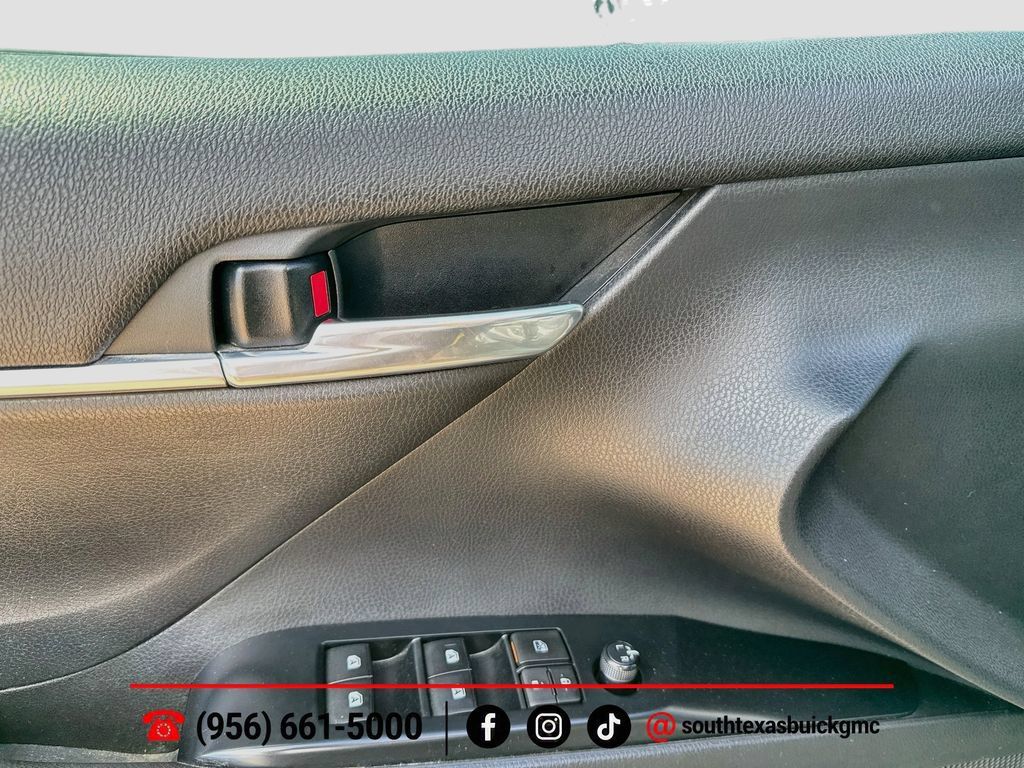 Used 2020 Toyota Camry SE FWD image 10