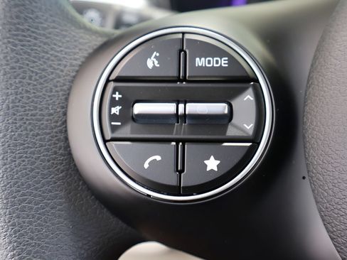 Used 2025 Kia Soul LX w/ LX Technology Package FWD image 22