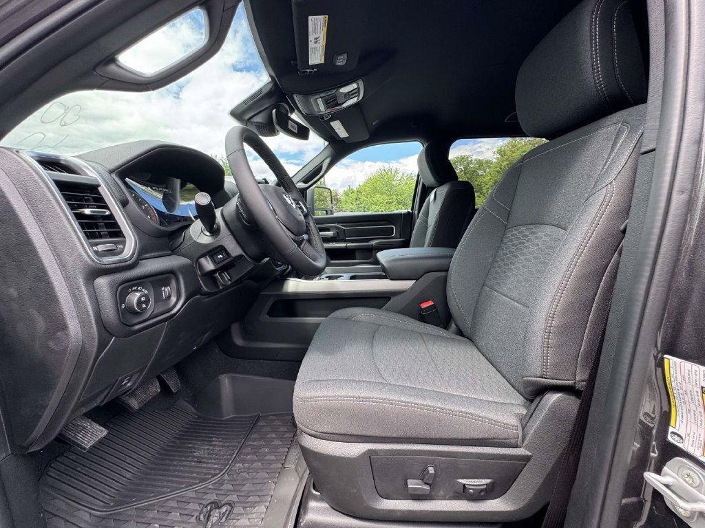New 2026 RAM 3500 Big Horn AWD/4WD image 13