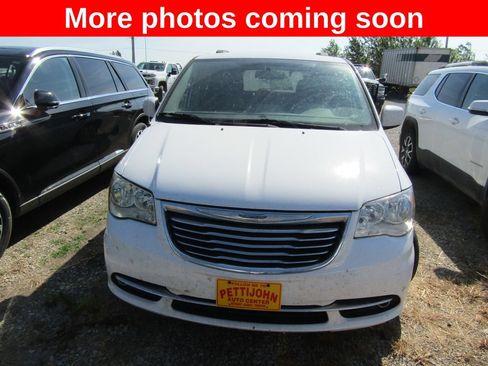 Used 2016 Chrysler Town & Country Touring FWD image 8
