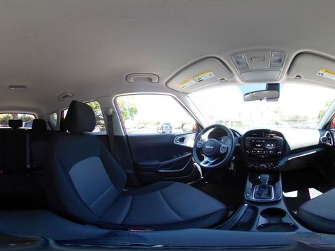 Used 2025 Kia Soul LX w/ LX Technology Package FWD image 40