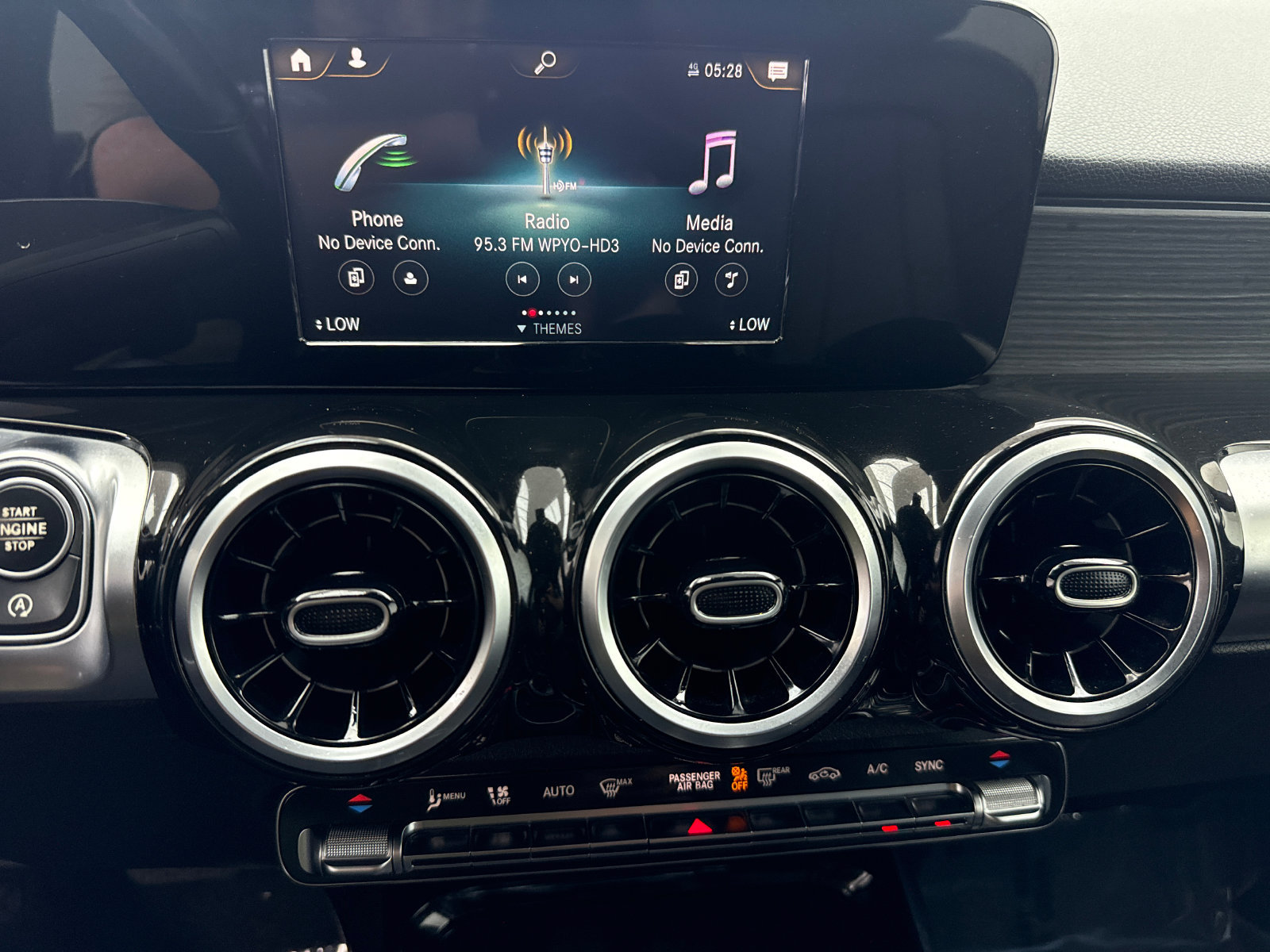 Used 2020 Mercedes-Benz GLB 250 4MATIC w/ Parking Assistance Package image 25