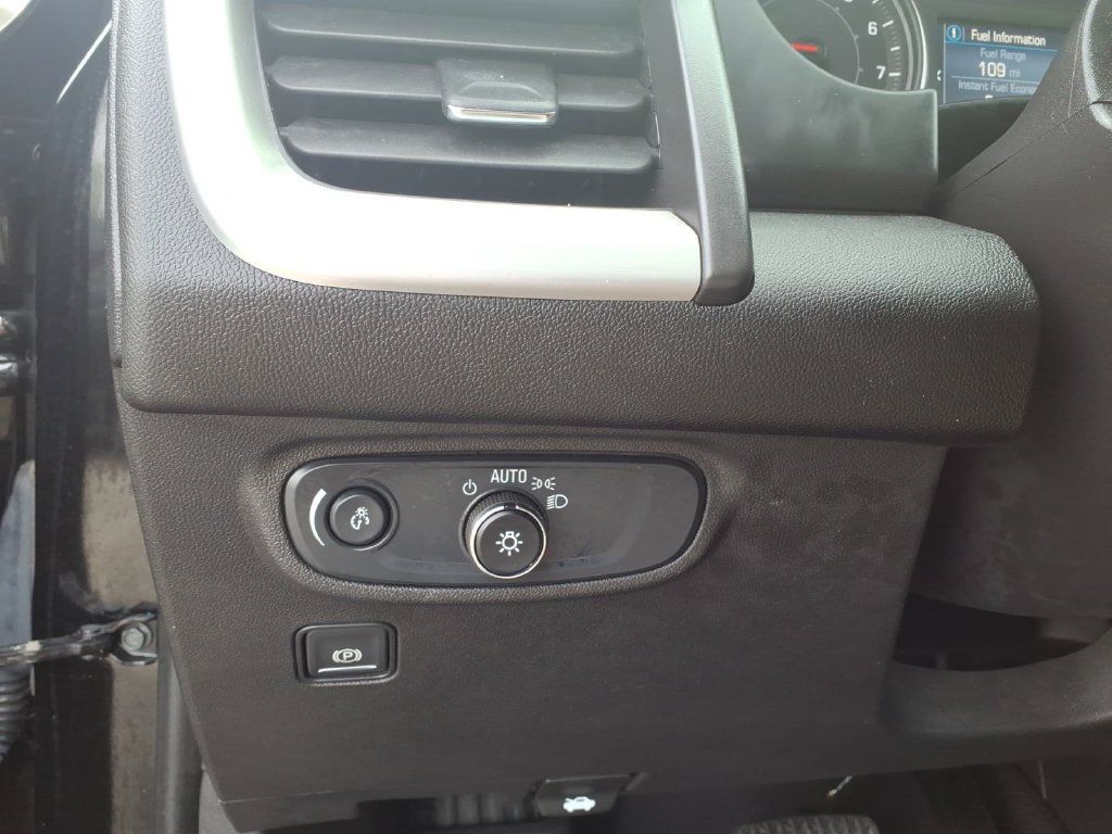 Used 2024 GMC Terrain SLE w/ Driver Convenience Package FWD image 13